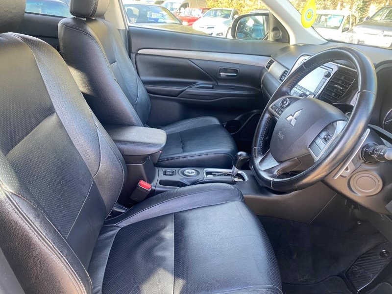 MITSUBISHI OUTLANDER